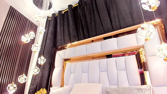 Snapshot of SarayRoyse chatting on 03.17.25 SarayRoyse online show from 03.17.25