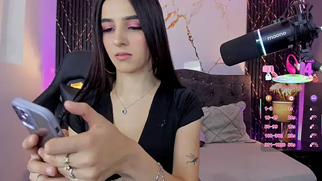 Snapshot of devlin_violett chatting on 10.30.25 devlin violett online show from 10.30.25