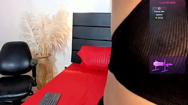 Snapshot of Julieta_Coopeer_ chatting on 09.19.25 Julieta Coopeer online show from 09.19.25