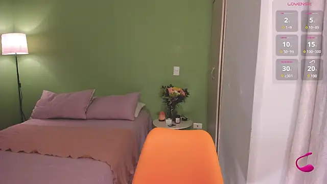 Snapshot of ameliegraham chatting on 02.10.25 ameliegraham online show from 02.10.25