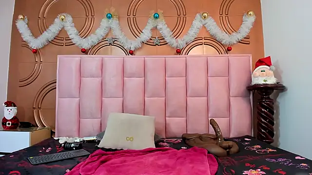 Snapshot of emmily_keller19 chatting on 12.27.24 emmily keller19 online show from 12.27.24