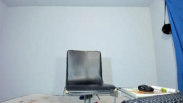 Snapshot of xmissinchesxx chatting on 11.09.25 xmissinchesxx online show from 11.09.25