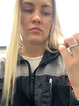 Snapshot of DreamGirl-777 chatting on 12.06.24 DreamGirl-777 online show from 12.06.24