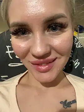 Snapshot of DreamGirl-777 chatting on 02.03.25 DreamGirl-777 online show from 02.03.25