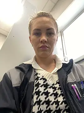 Snapshot of DreamGirl-777 chatting on 02.28.25 DreamGirl-777 online show from 02.28.25