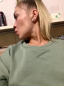 Snapshot of DreamGirl-777 chatting on 10.28.25 DreamGirl-777 online show from 10.28.25