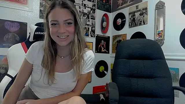 Snapshot of molly_witha_chance chatting on 01.16.25 molly witha chance online show from 01.16.25