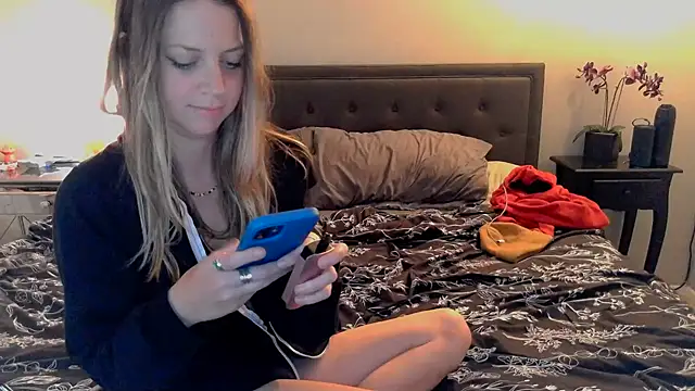 Snapshot of molly_witha_chance chatting on 03.02.25 molly witha chance online show from 03.02.25