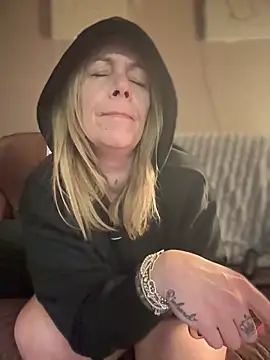 Snapshot of blondebitch2 chatting on 02.06.25 blondebitch2 online show from 02.06.25