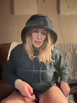 Snapshot of blondebitch2 chatting on 02.08.25 blondebitch2 online show from 02.08.25