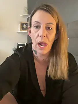 Snapshot of blondebitch2 chatting on 02.10.25 blondebitch2 online show from 02.10.25