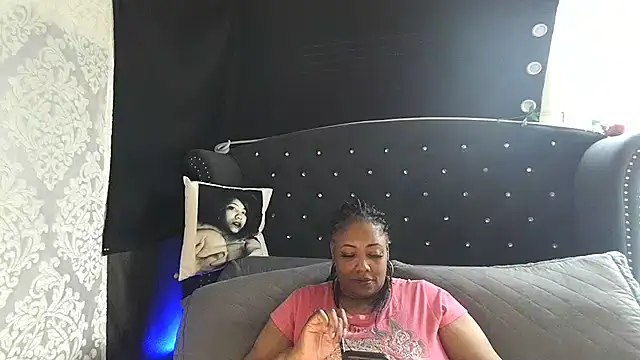 Snapshot of msyvette1970@xh chatting on 01.15.25 msyvette1970xh online show from 01.15.25