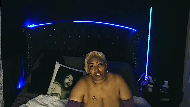 Snapshot of msyvette1970@xh chatting on 02.28.25 msyvette1970xh online show from 02.28.25