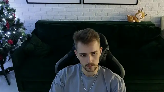 Snapshot of Larstar01 chatting on 12.12.24 Larstar01 online show from 12.12.24