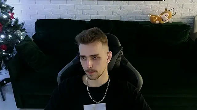 Snapshot of Larstar01 chatting on 12.19.24 Larstar01 online show from 12.19.24