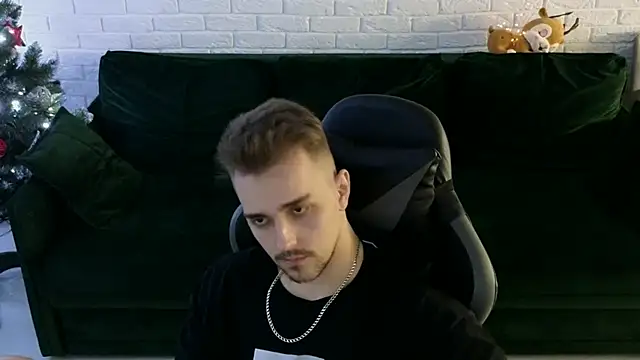 Snapshot of Larstar01 chatting on 12.20.24 Larstar01 online show from 12.20.24