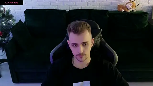 Snapshot of Larstar01 chatting on 12.30.24 Larstar01 online show from 12.30.24