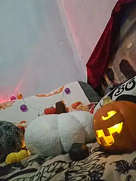 Snapshot of oxitocindi chatting on 10.29.25 oxitocindi online show from 10.29.25