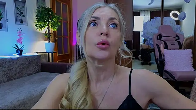 Snapshot of amelia_blondy chatting on 02.14.25 amelia blondy online show from 02.14.25