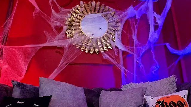Julieta Russell online show from 10.17.25