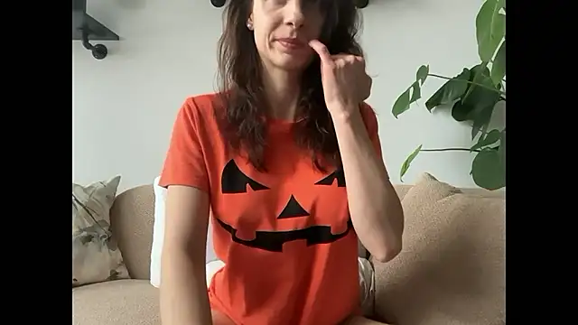 Snapshot of Mary_Wet chatting on 10.17.25 Mary Wet online show from 10.17.25