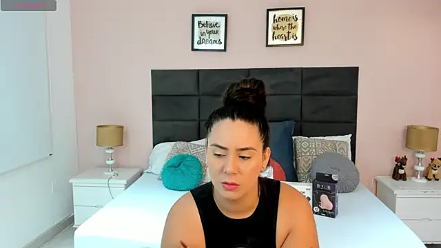 Snapshot of MadisonJenner chatting on 11.12.25 MadisonJenner online show from 11.12.25