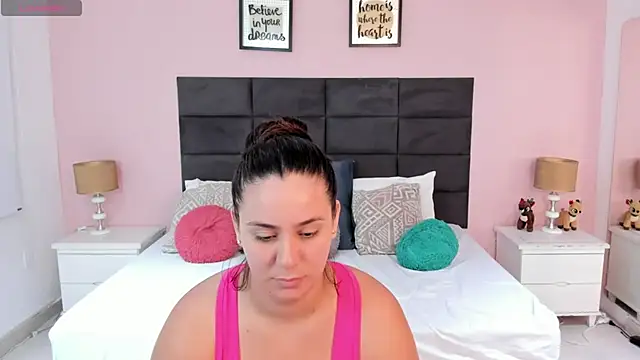 Snapshot of MadisonJenner chatting on 11.14.25 MadisonJenner online show from 11.14.25