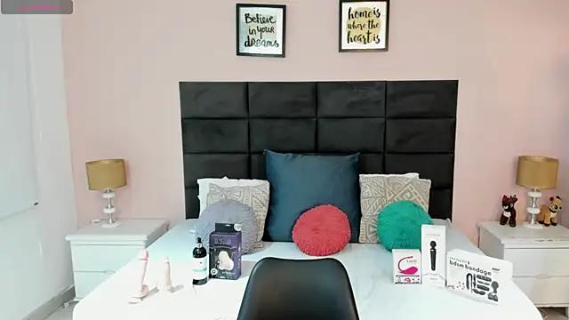 Snapshot of MadisonJenner chatting on 11.15.25 MadisonJenner online show from 11.15.25