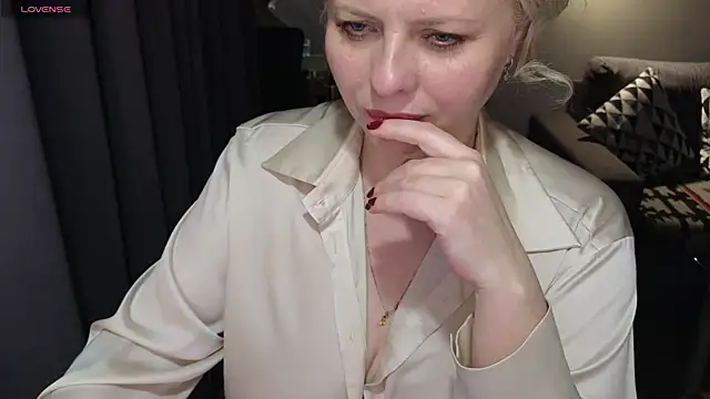 Snapshot of Gray_swann chatting on 02.26.25 Gray swann online show from 02.26.25