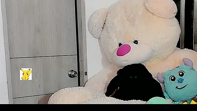 Snapshot of honey_skin chatting on 12.24.24 honey skin online show from 12.24.24