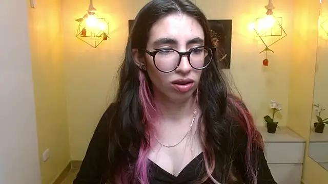 Snapshot of LenaRoses chatting on 03.22.25 LenaRoses online show from 03.22.25