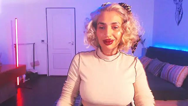 Snapshot of beauty_chl0e chatting on 01.07.25 beauty chl0e online show from 01.07.25