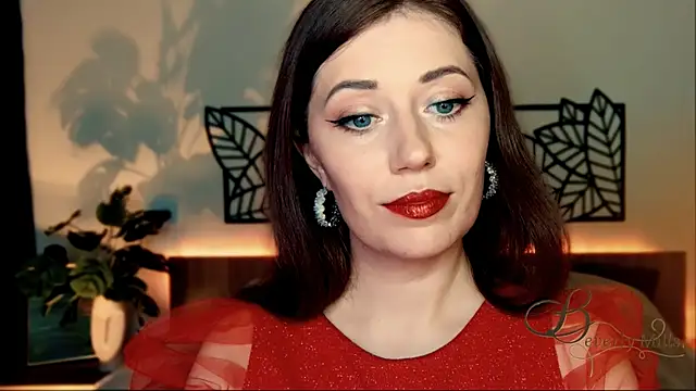 Snapshot of MissBeverlyMills chatting on 12.08.24 MissBeverlyMills online show from 12.08.24