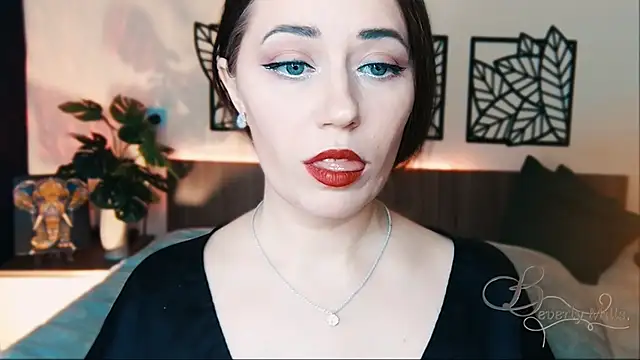 Snapshot of MissBeverlyMills chatting on 02.21.25 MissBeverlyMills online show from 02.21.25