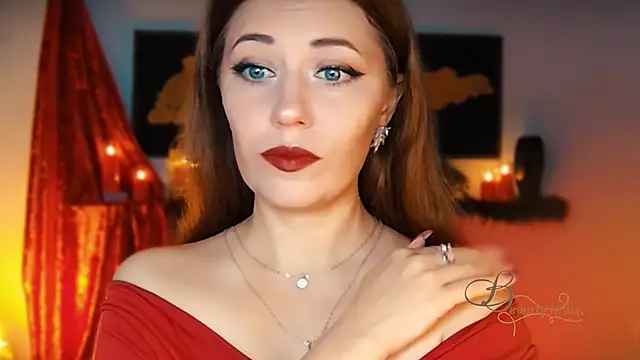 Snapshot of MissBeverlyMills chatting on 10.18.25 MissBeverlyMills online show from 10.18.25