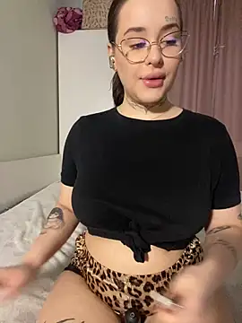 Snapshot of fuckdoll_18 chatting on 01.25.25 fuckdoll 18 online show from 01.25.25