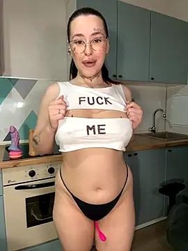 Snapshot of fuckdoll_18 chatting on 09.17.25 fuckdoll 18 online show from 09.17.25