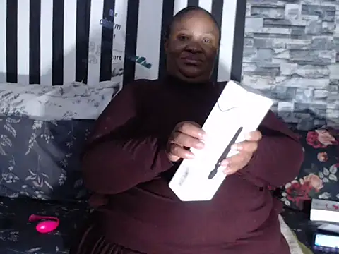 Snapshot of BigHotMatureXx chatting on 09.27.25 BigHotMatureXx online show from 09.27.25