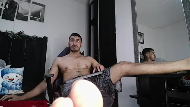 Snapshot of muscle_ares chatting on 12.12.24 muscle ares online show from 12.12.24