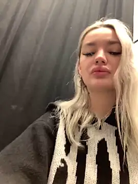 Snapshot of Sextazy chatting on 12.15.24 Sextazy online show from 12.15.24