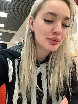 Snapshot of Sextazy chatting on 12.17.24 Sextazy online show from 12.17.24