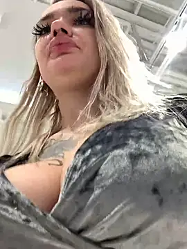 Snapshot of Sextazy chatting on 12.20.24 Sextazy online show from 12.20.24