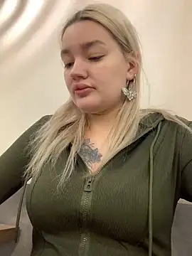 Snapshot of Sextazy chatting on 01.25.25 Sextazy online show from 01.25.25