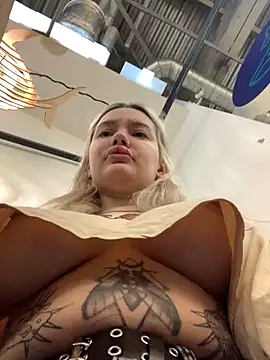 Snapshot of Sextazy chatting on 01.29.25 Sextazy online show from 01.29.25