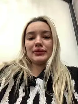 Snapshot of Sextazy chatting on 02.14.25 Sextazy online show from 02.14.25