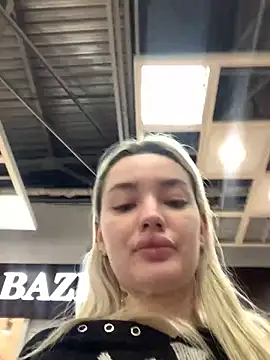 Snapshot of Sextazy chatting on 02.14.25 Sextazy online show from 02.14.25