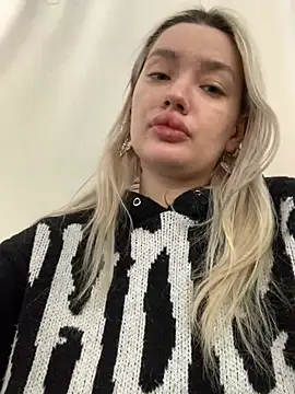 Snapshot of Sextazy chatting on 02.20.25 Sextazy online show from 02.20.25