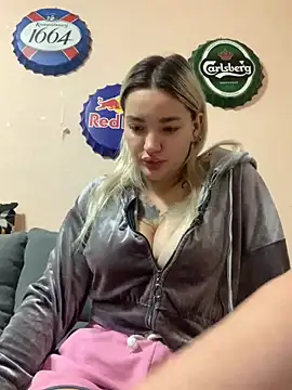 Snapshot of Sextazy chatting on 09.24.25 Sextazy online show from 09.24.25