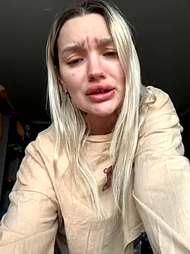 Snapshot of Sextazy chatting on 10.18.25 Sextazy online show from 10.18.25