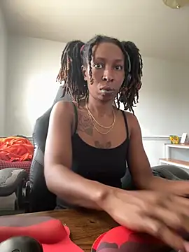 Snapshot of LeyaHoneybuns chatting on 09.16.25 LeyaHoneybuns online show from 09.16.25